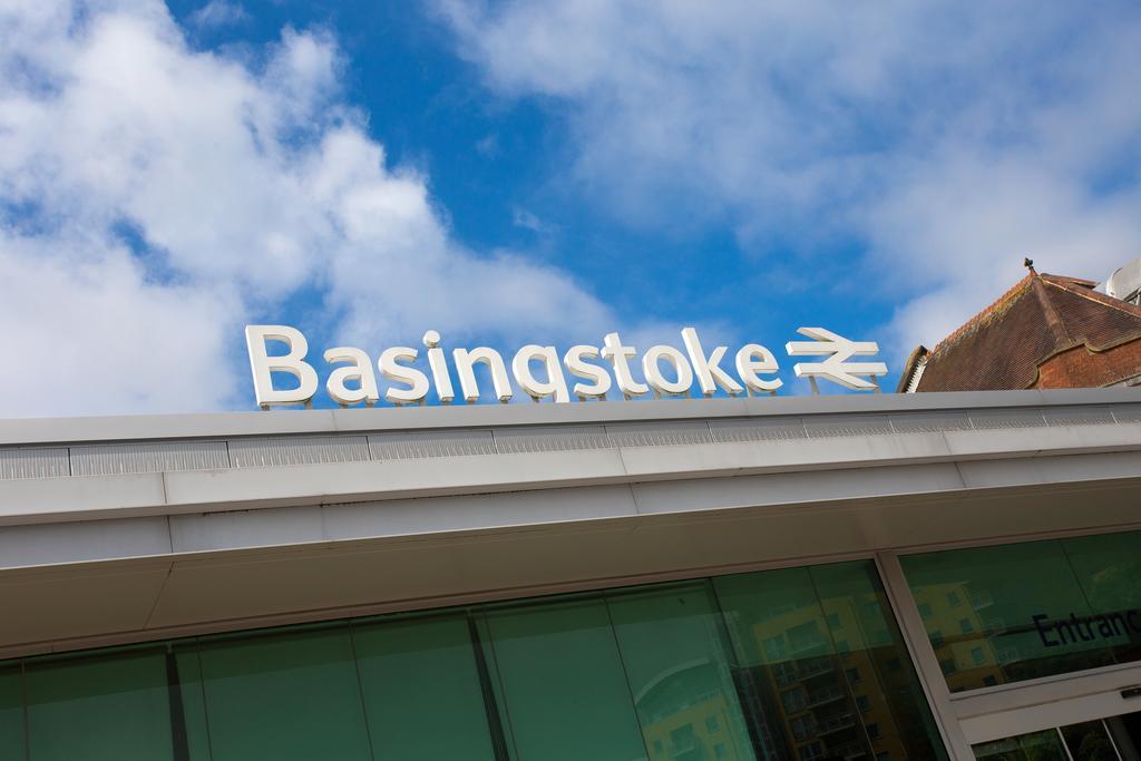St Raphael House, City Centre Charming Apartments Basingstoke Exterior foto